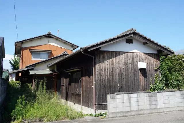 荒れ果てた庭と雑草の悩み